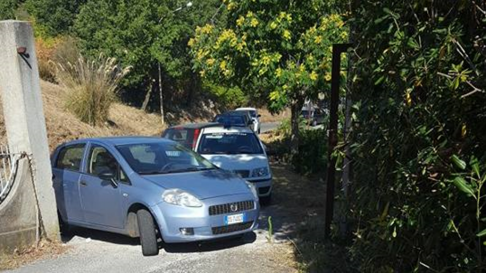 Auta blokující příjezd k hotelu Canguro